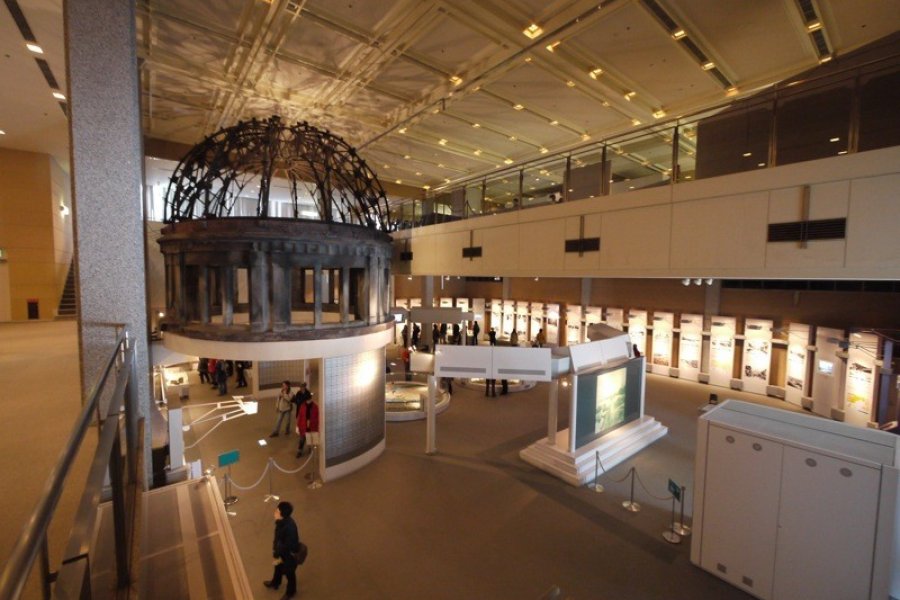 Thăm quan Bảo tàng tưởng niệm Hòa bình Hiroshima 