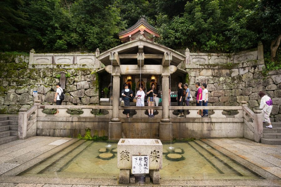 Đền Kiyomizu và thác nước Otowa