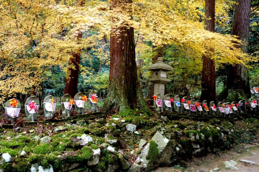 Những bức tượng Ojizo cầm chong chóng ở Kongorinji