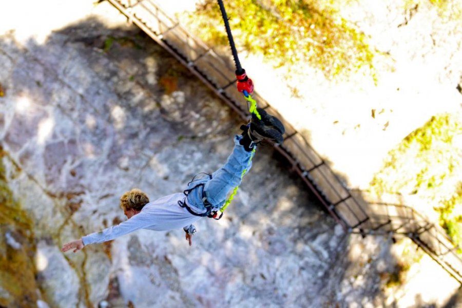 Nhảy Bungee và sắc thu